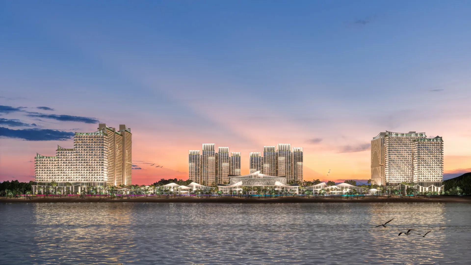 Các khối cao tầng nhìn từ mặt biển lúc hoàng hôn — Blanca City, Vũng Tàu